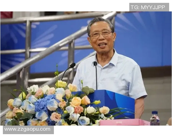 足球与网球巨星同框合影 展现跨界友谊与体育魅力