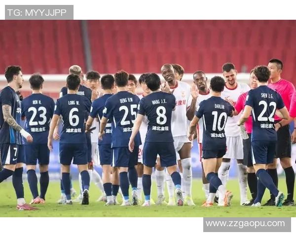 足球巨星握手瞬间揭示赛场背后的友谊与竞争关系